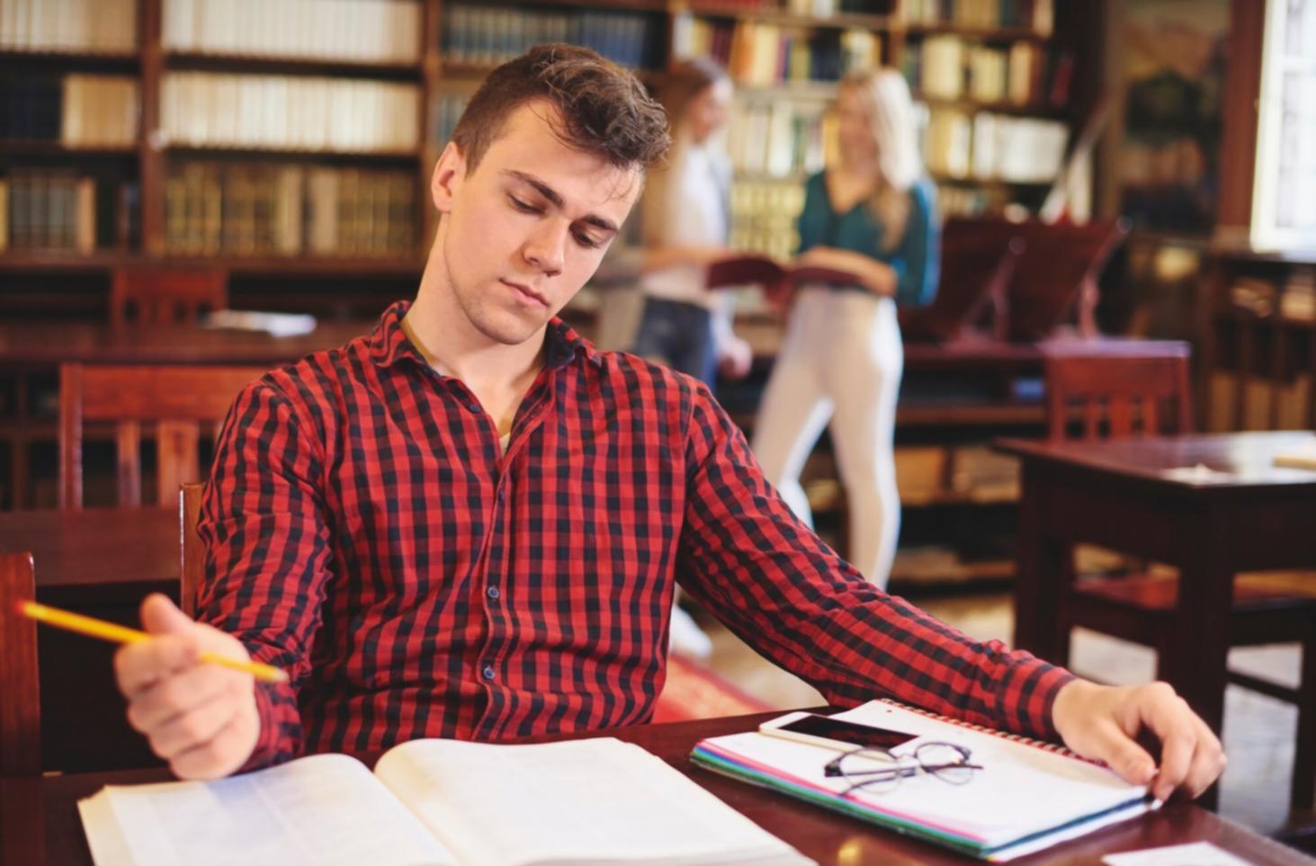 Analyse de données financières sur écran avec graphiques et indicateurs de performance